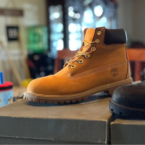 Timberland Premium 6- inch waterproof boot big kids 5.5 only worn once - Picture 2 of 2